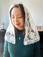 Load image into Gallery viewer, Bl. Diana d&#39;Andalo Chantilly Lace Small Princess Veil &amp; D Mantilla (Ivory / Cream)
