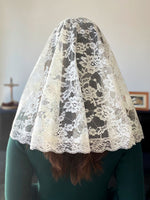 Load image into Gallery viewer, Bl. Diana d&#39;Andalo Chantilly Lace Small Princess Veil &amp; D Mantilla (Ivory / Cream)
