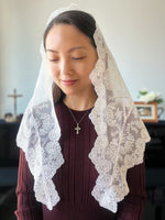 Load image into Gallery viewer, PRE-ORDER &quot;Exsultet&quot; Floral Mesh Lace Triangular Mantilla (Ivory)
