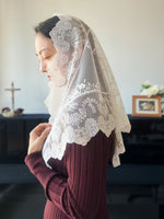 Load image into Gallery viewer, PRE-ORDER &quot;Exsultet&quot; Floral Mesh Lace Triangular Mantilla (Ivory)
