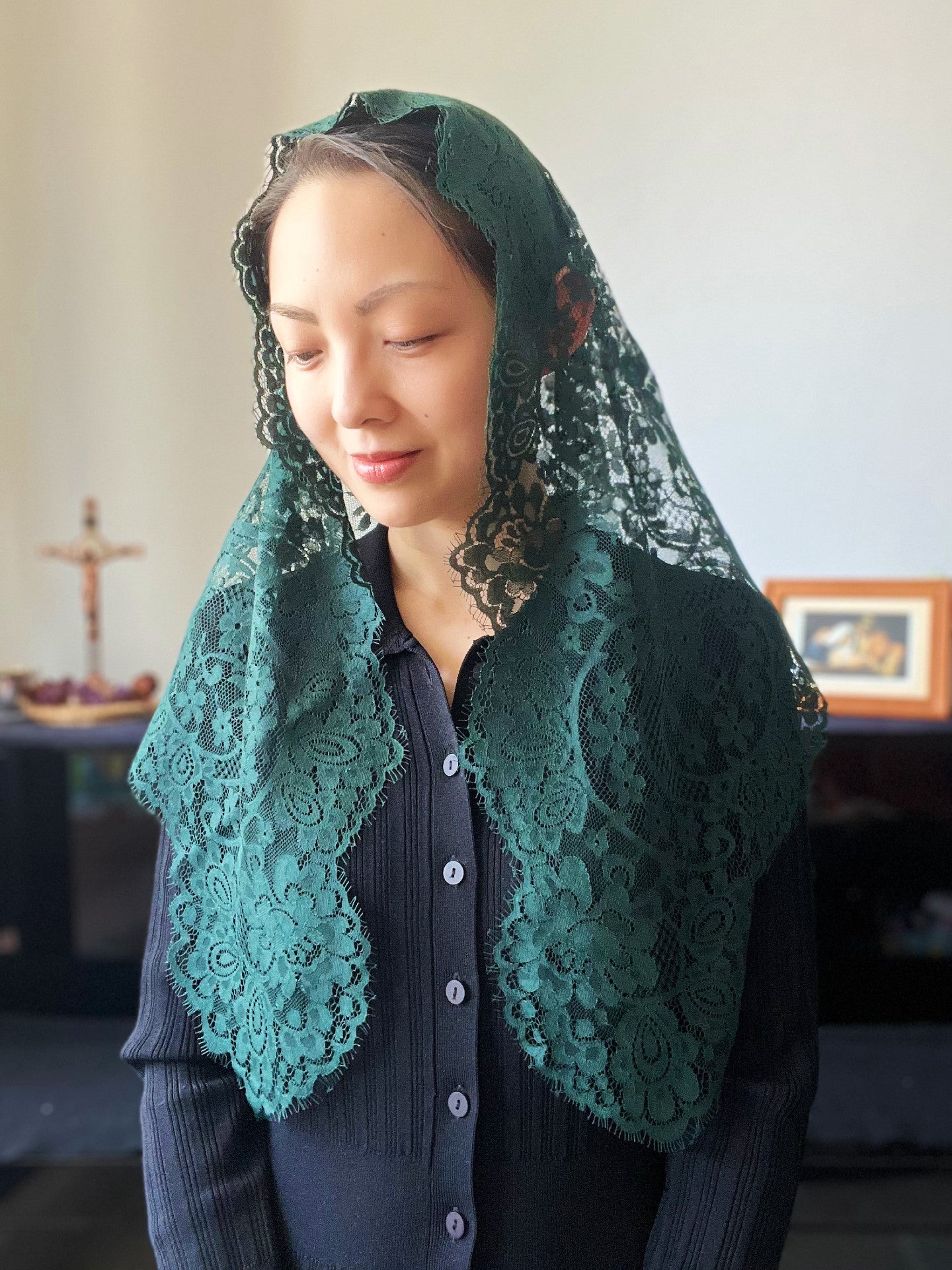 "Immaculate Conception" Petalo Spanish Lace Mantilla (Dark Green / Ivory)