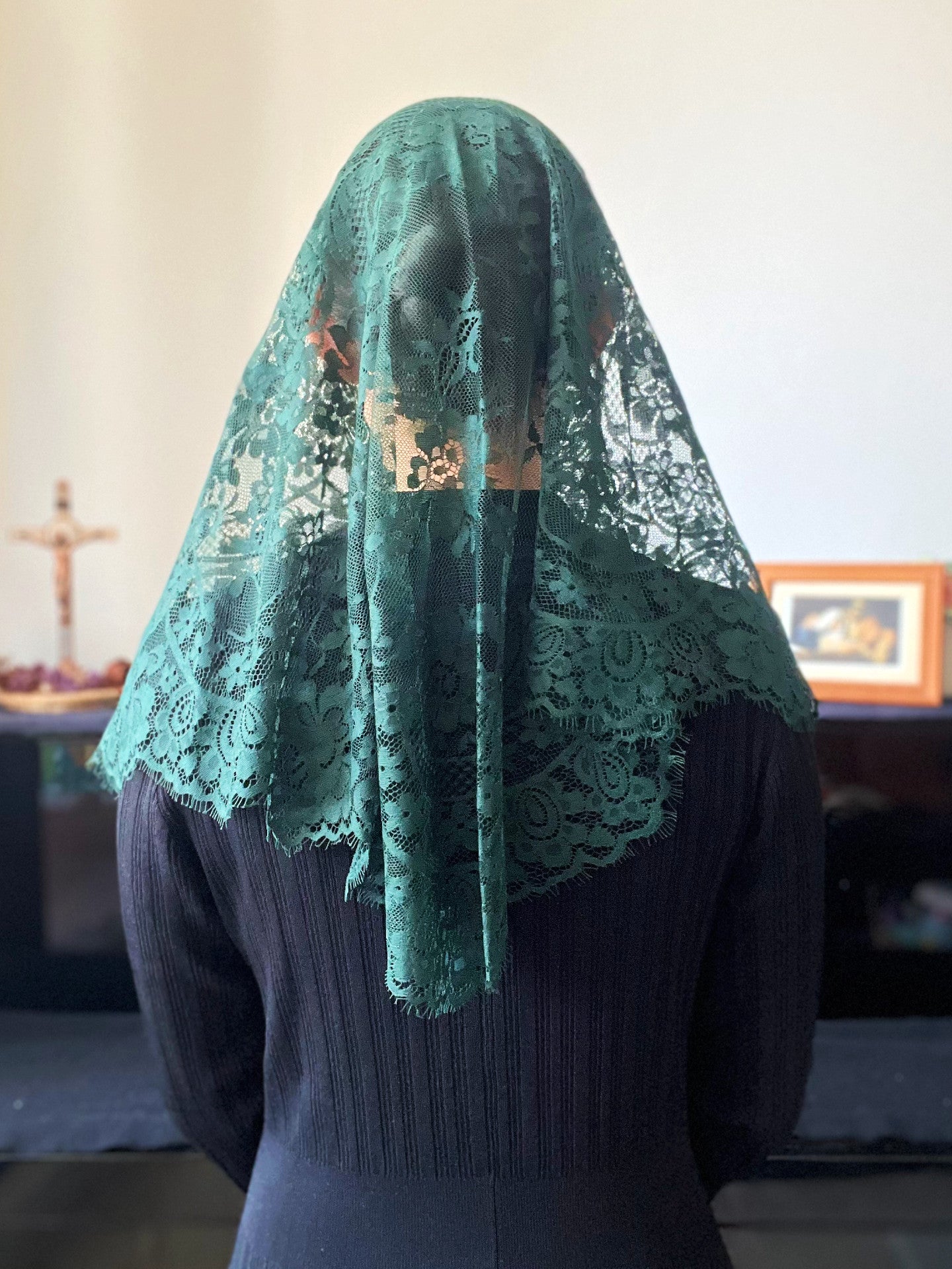 "Immaculate Conception" Petalo Spanish Lace Mantilla (Dark Green / Ivory)