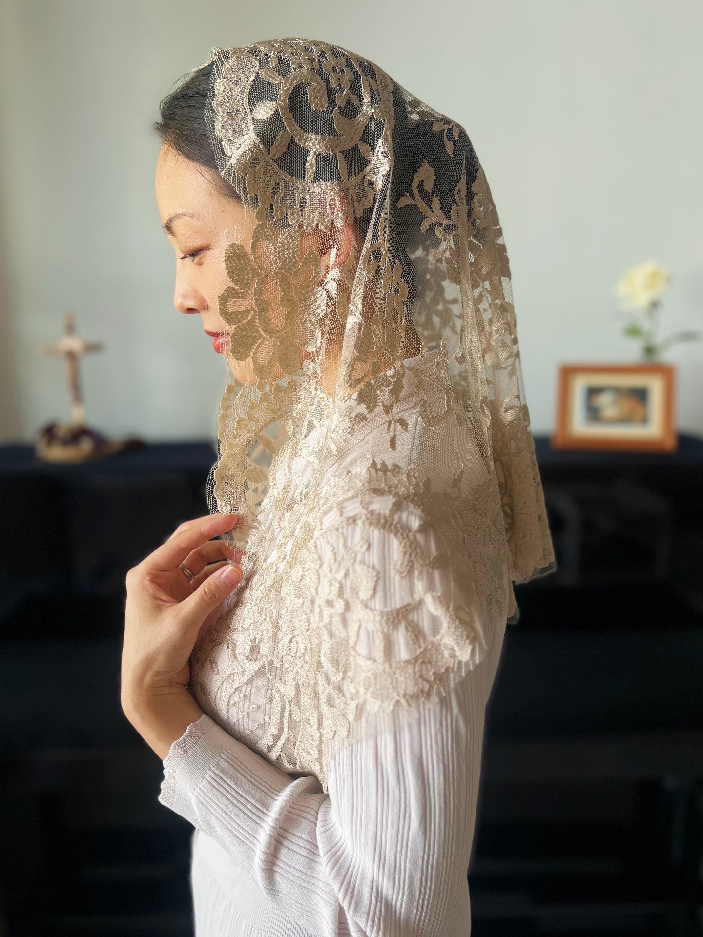 "Jacinta" Spanish Medallion Lace Mantilla (Beige)