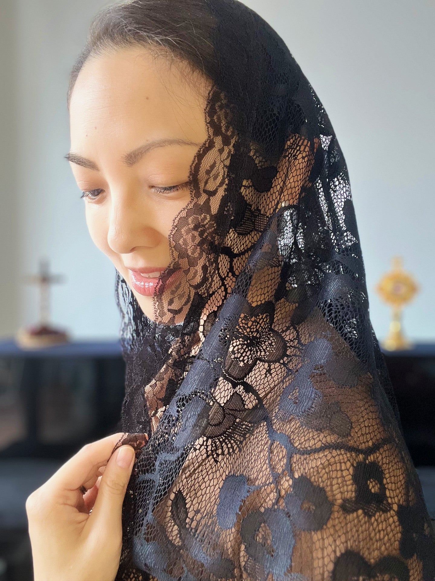 Pope Benedict XVI Blossom Lace Waterfall D Mantilla (Black)