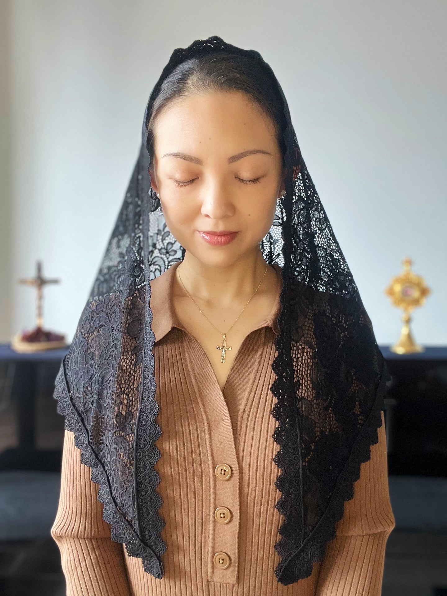 Pope St. Pius X Rose Lace Triangular Mantilla (Black)