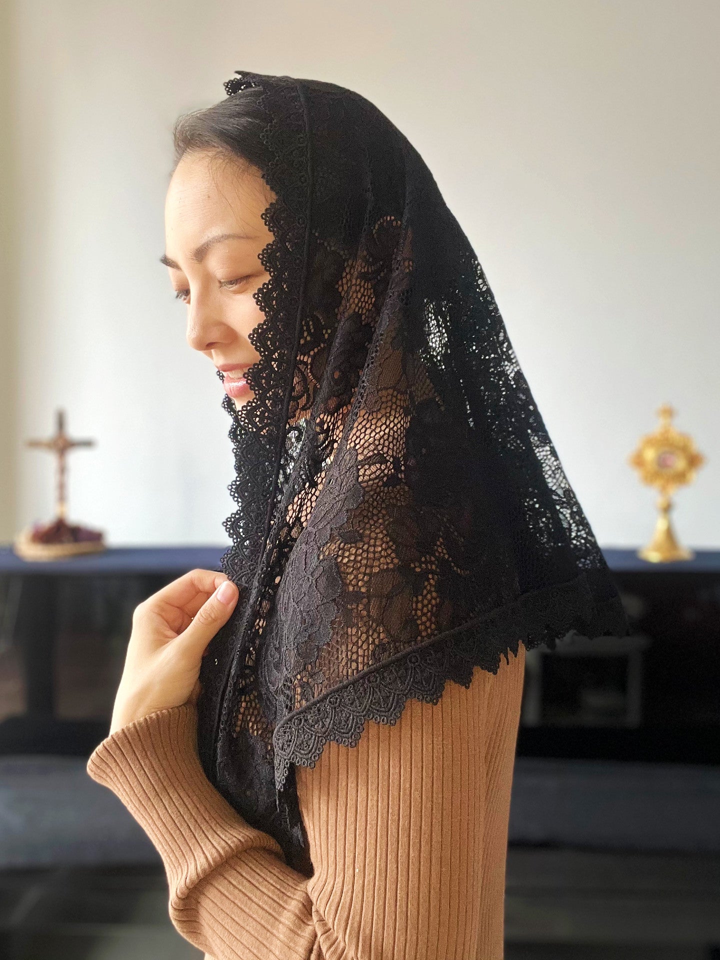 Pope St. Pius X Rose Lace Triangular Mantilla (Black)
