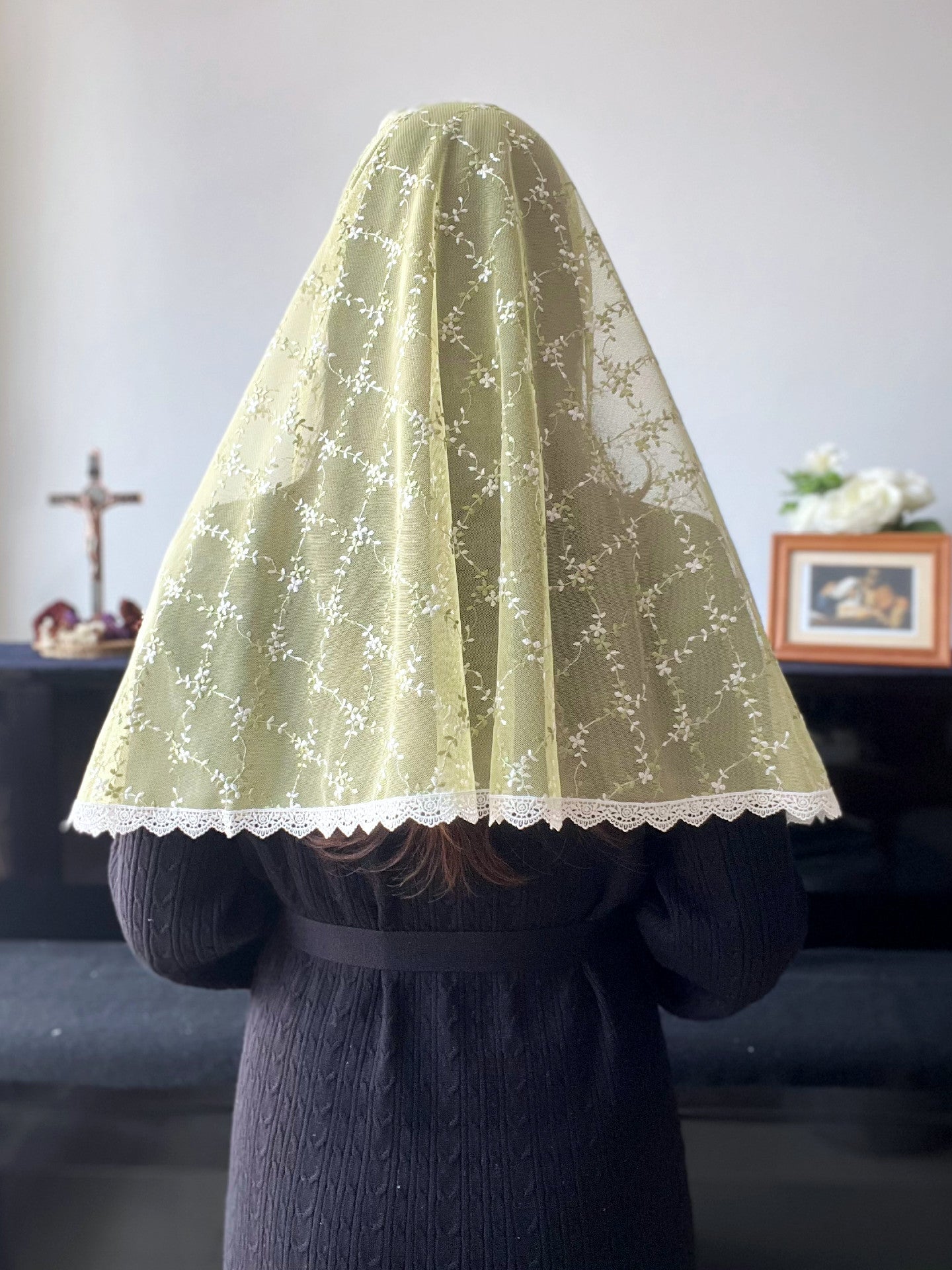 St. Cera Tulle Cascading D Mantilla (Light Green / White)