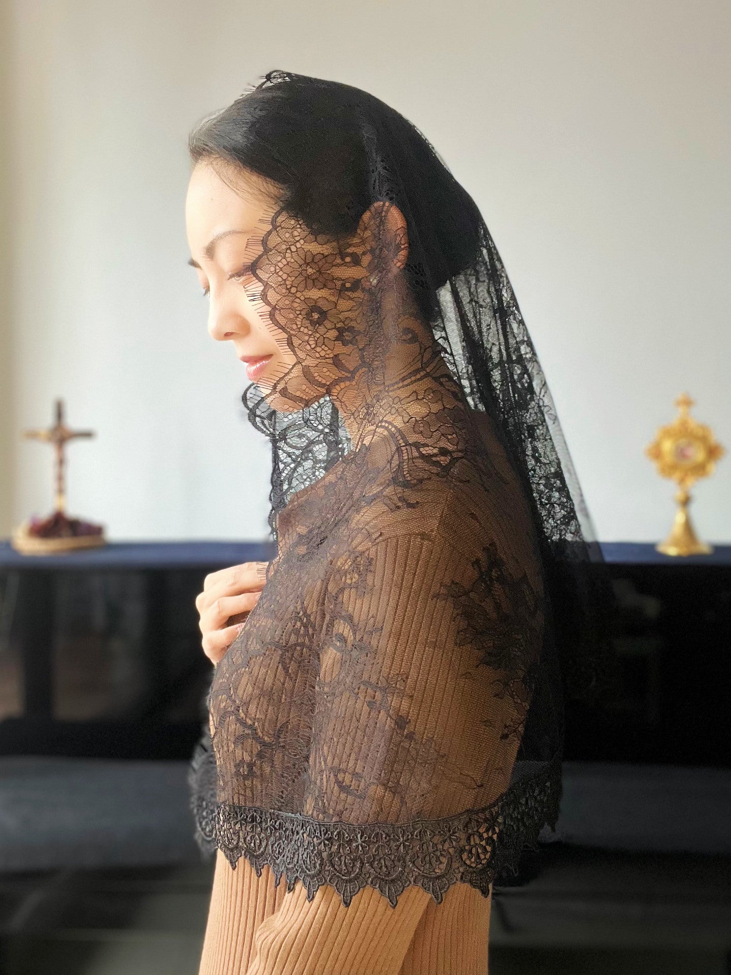 St. Peter Chantilly Lace D Mantilla (Black)