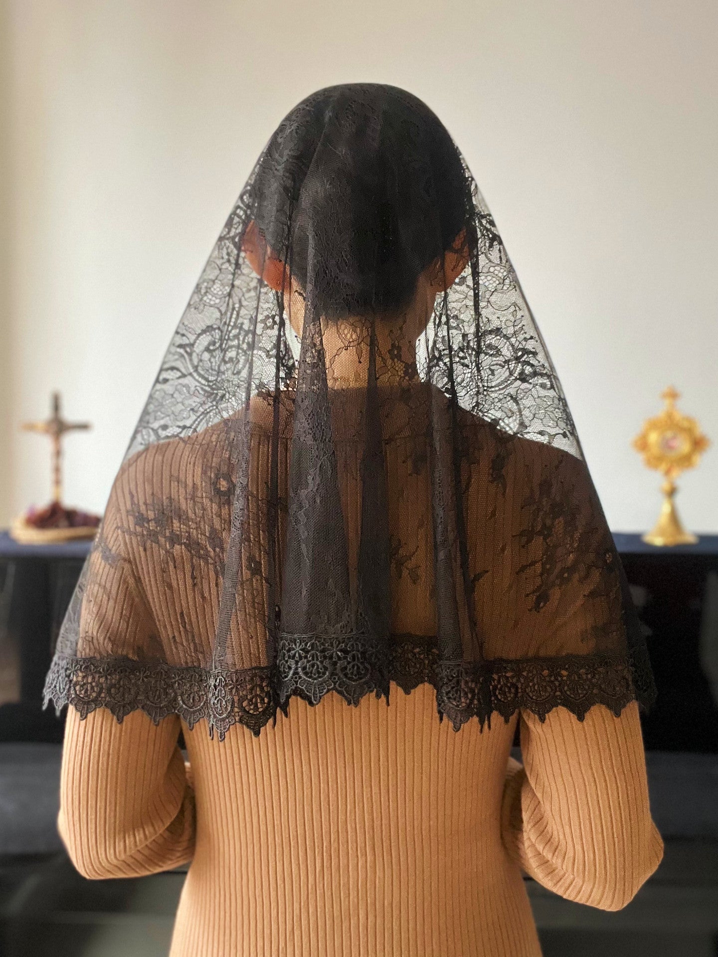 St. Peter Chantilly Lace D Mantilla (Black)