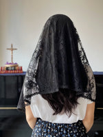 Load image into Gallery viewer, PRE-ORDER Our Lady of the Miraculous Medal Chantilly Lace Cascading D-Mantilla (Black)
